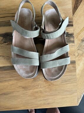 Munro Juniper sandals 8M sage